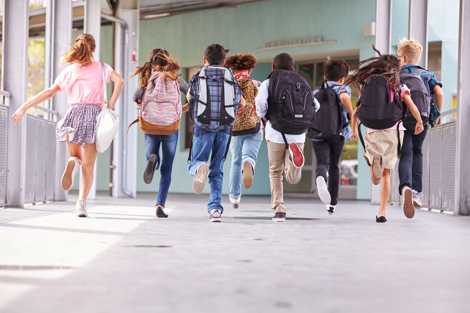 Schülerinnen und Schüler laufen durch einen Gang des St.-Anna-Gymnasiums